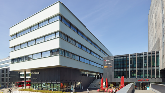 Aussensicht des PostParc Gebäude am Hauptbahnhof Bern