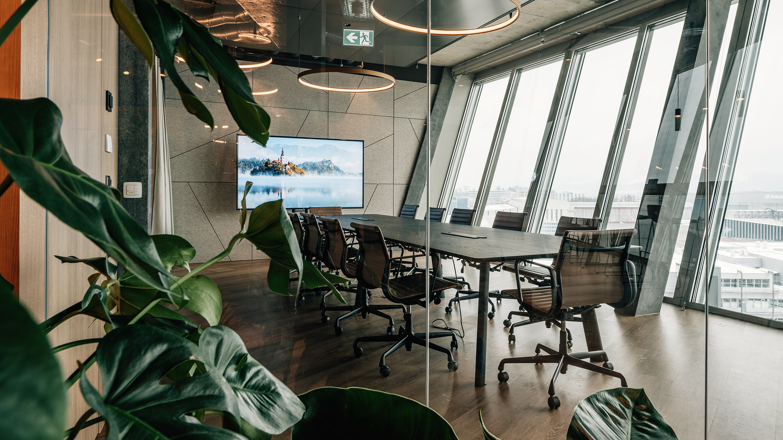 Sitzungszimmer mit Aussicht auf den Zürcher Flughafen