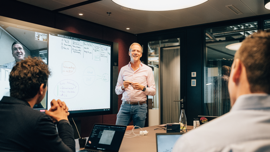 iworkspace Bern Meeting mit remotem Teilnehmer via Microsoft Surfacehub