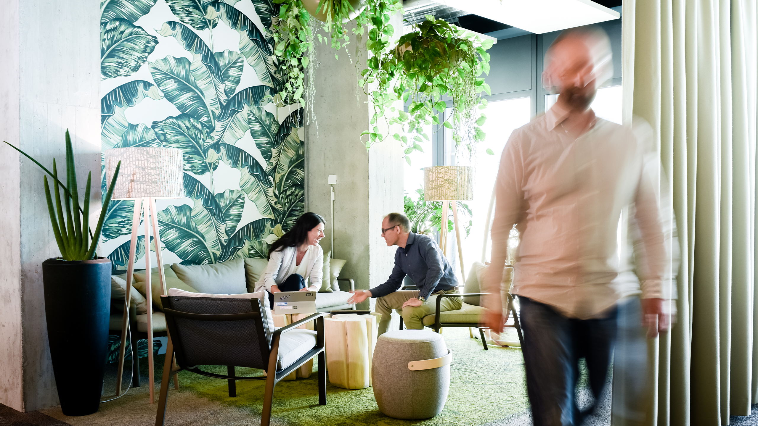 Offenes Sitzungszimmer, wo 2 Personen miteinander ein Meeting führen