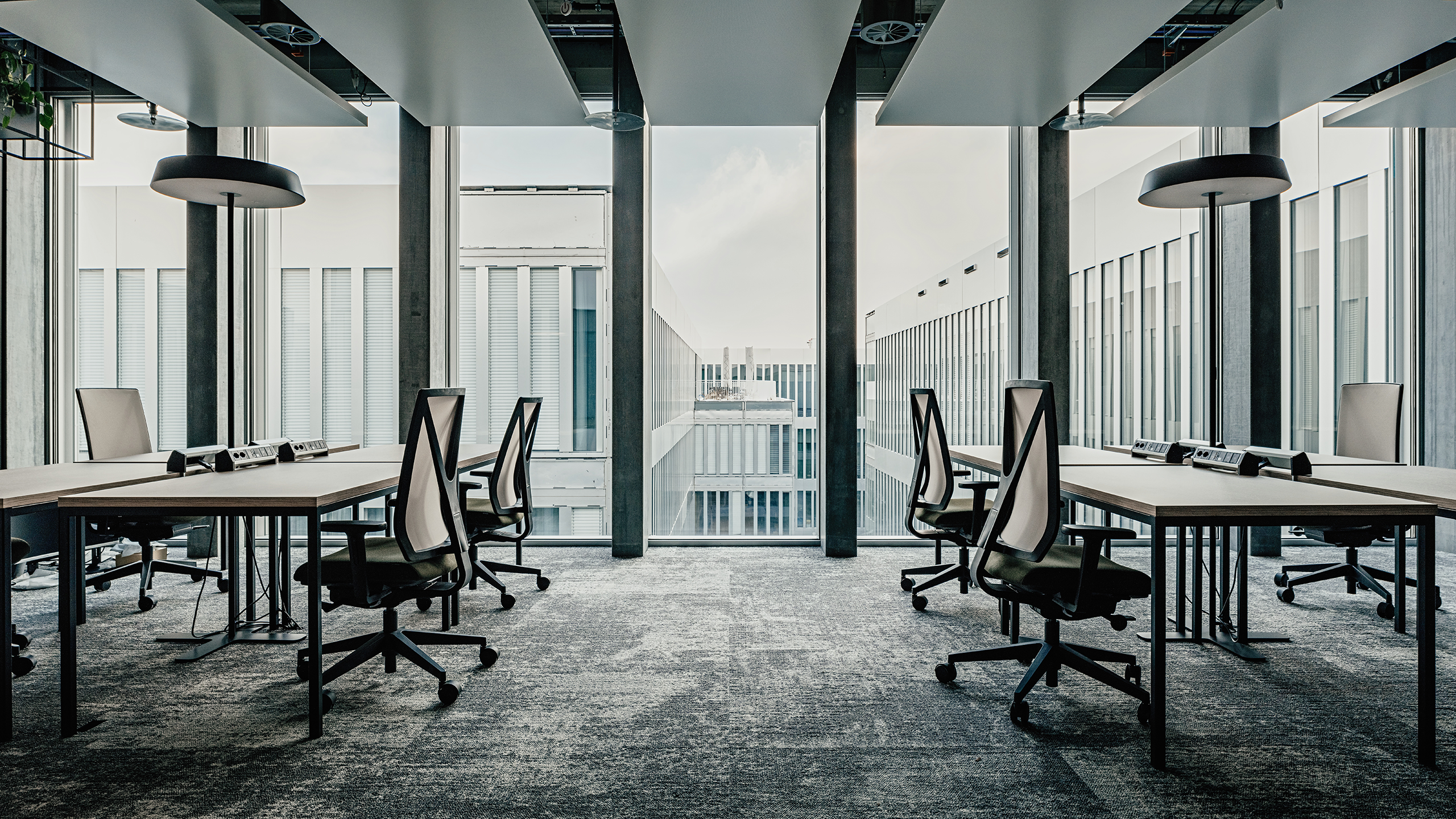 Bürotische mit Aussicht auf den Gang des The Circle